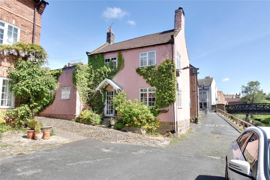 2-bed detached on Levenside, Stokesley, Middlesbrough, North Yorkshire, TS9, £285,000
