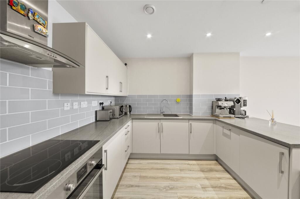 Apartment in Southall - View 5