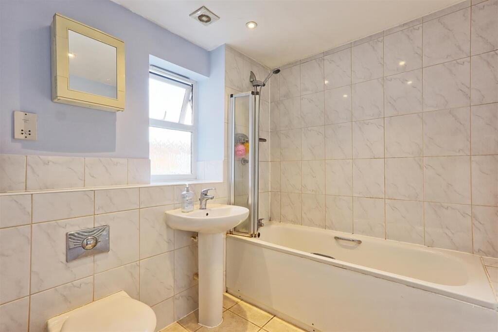 Apartment in Southend-on-Sea - More