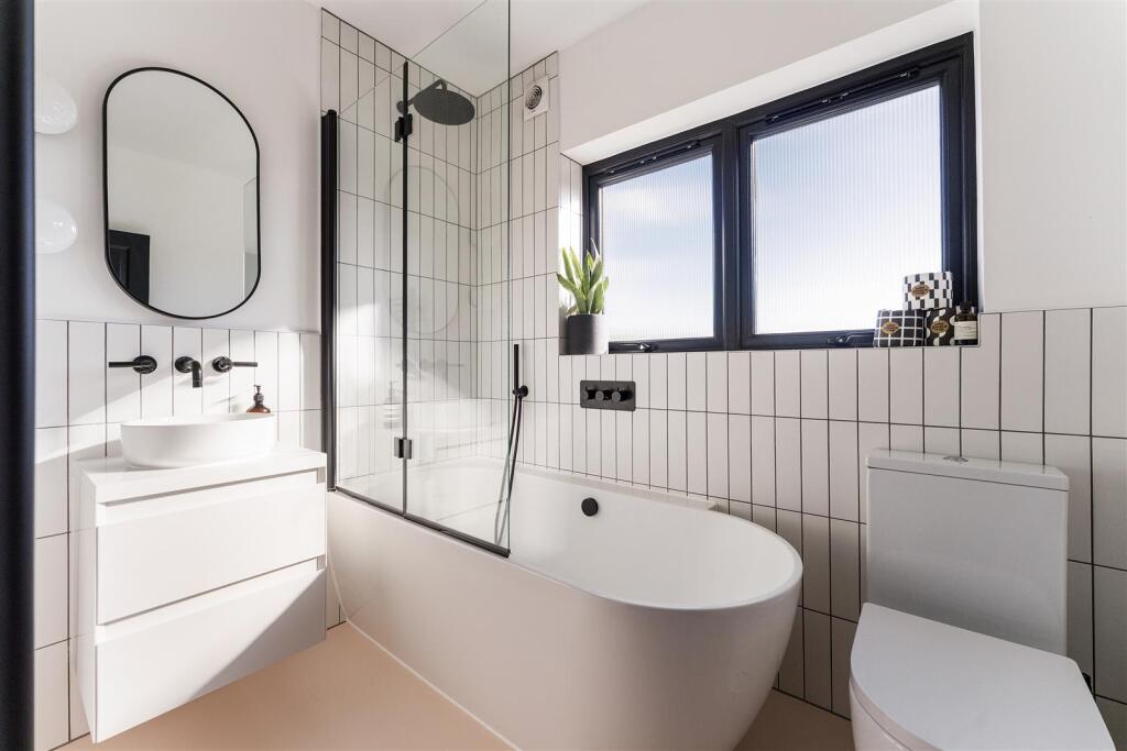 House in London, Chingford - More