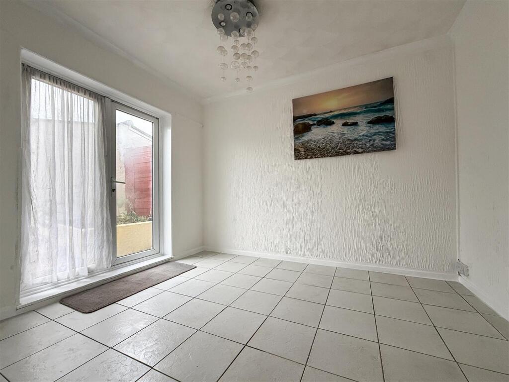 Allaway Avenue, Paulsgrove photo 3