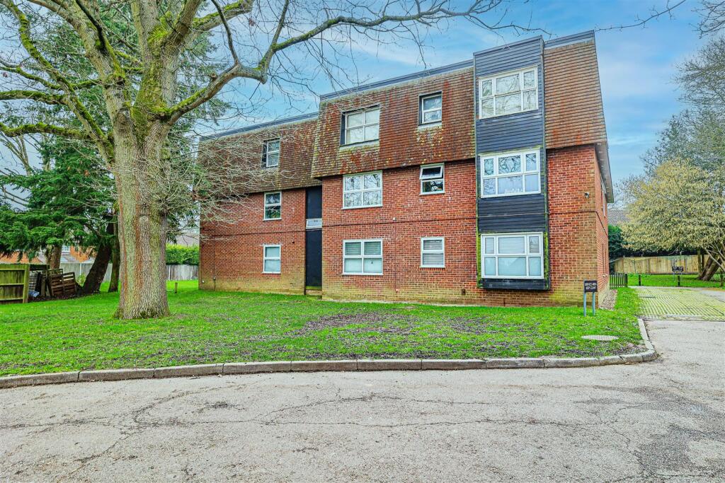 Main image of property: Windsor Close, Bovingdon, HP1
