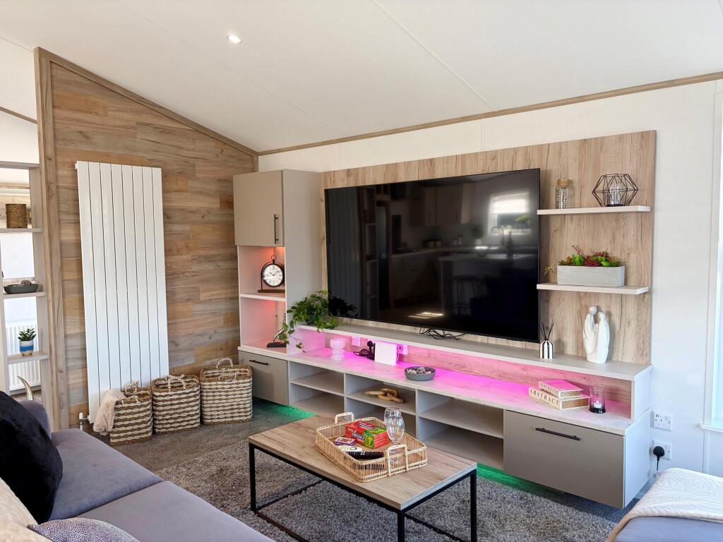2027 Willerby Mapleton, Broadland Sands Holiday Park, Coast Road, Lowestoft, Suffolk, NR32 5LQ - View 4
