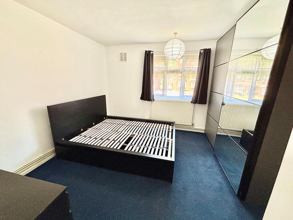 Rivenhall Gardens, South Woodford, E18 - View 5