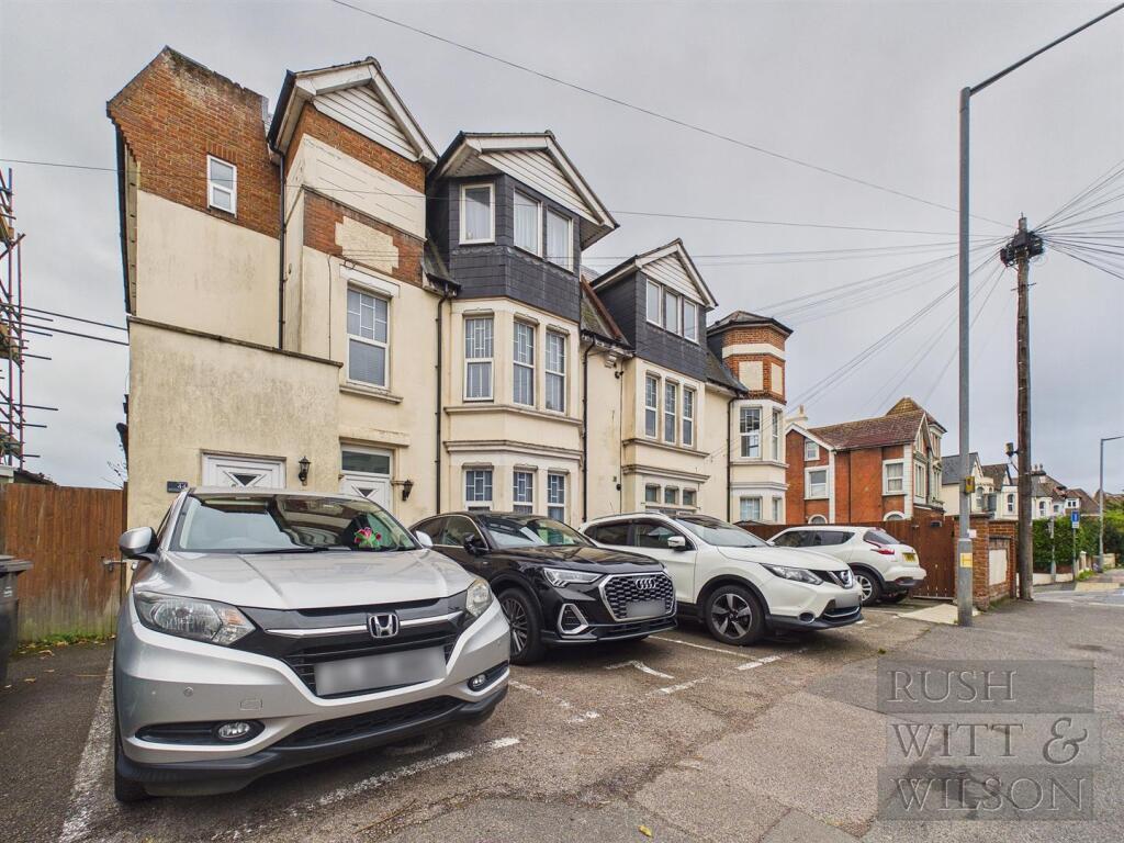 2-bed flat on Mount Pleasant Road, Hastings, £180,000