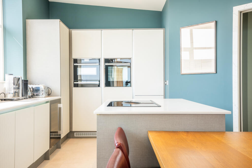Apartment in Christchurch, Pokesdown, Bournemouth - View 5