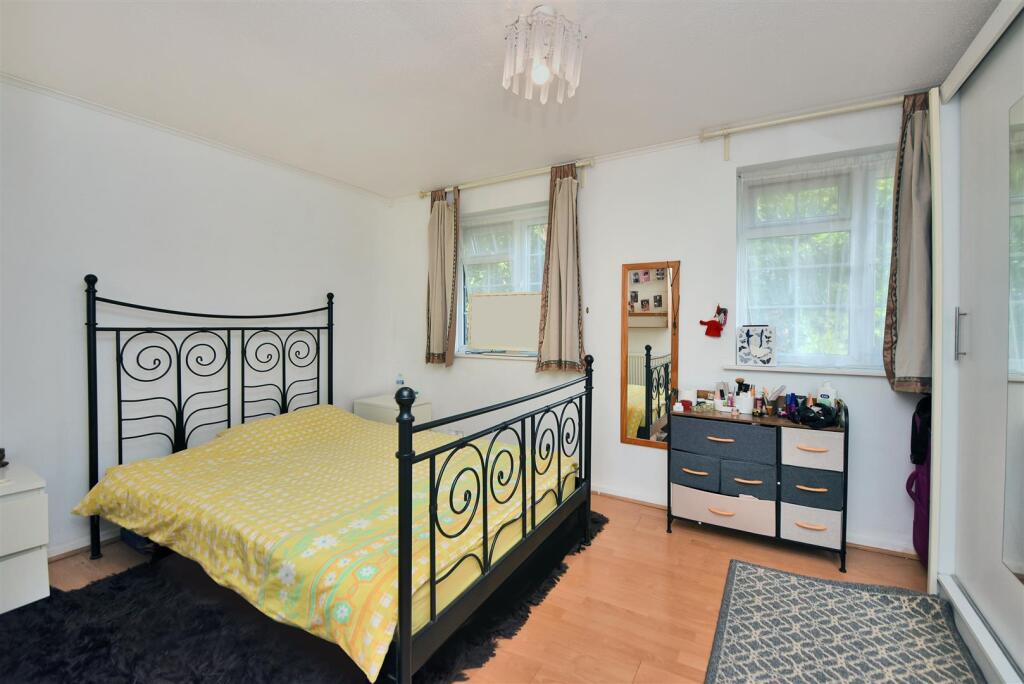 Apartment in Kingston upon Thames - View 2