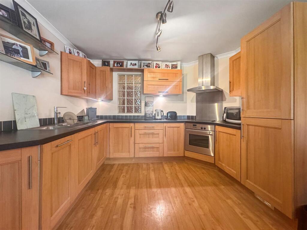 Apartment in Blaby, Narborough - More