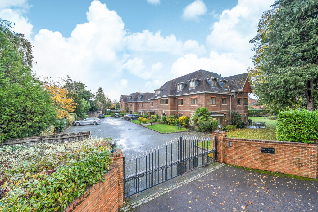 2-bed flat on Cable House Court, Horsell Rise, Horsell, GU21, £445,000