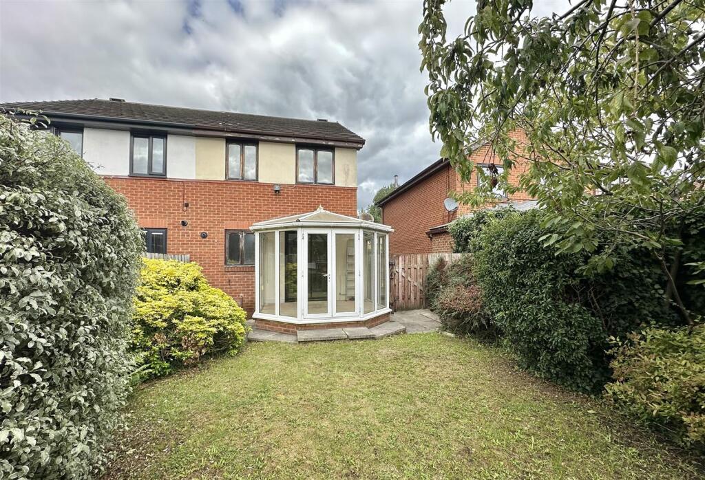 House in Kirklees, London Park, Battyeford - View 4