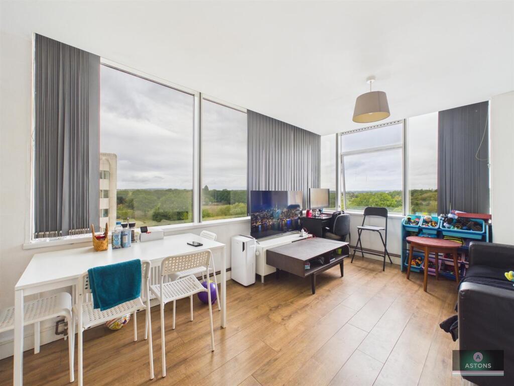 Apartment in Crawley, Lowfield Heath - View 2