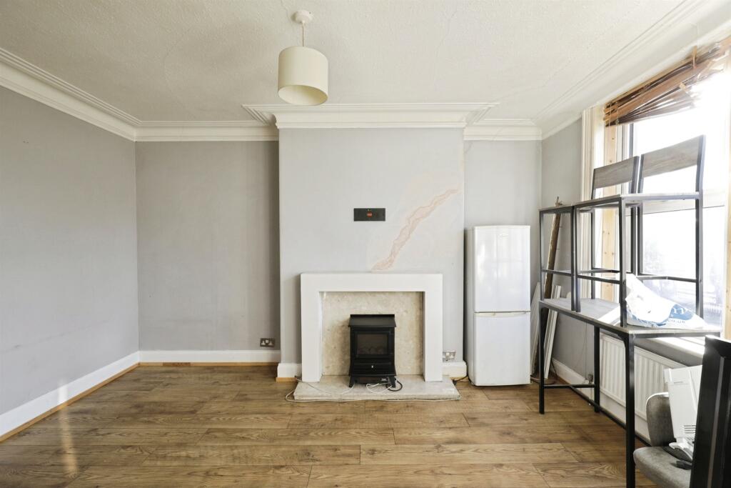 Apartment in Harrogate, Woodfield - View 4
