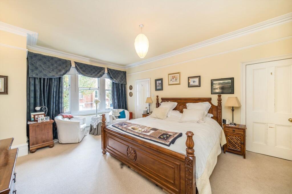House in London, Upper Tooting, Balham - More