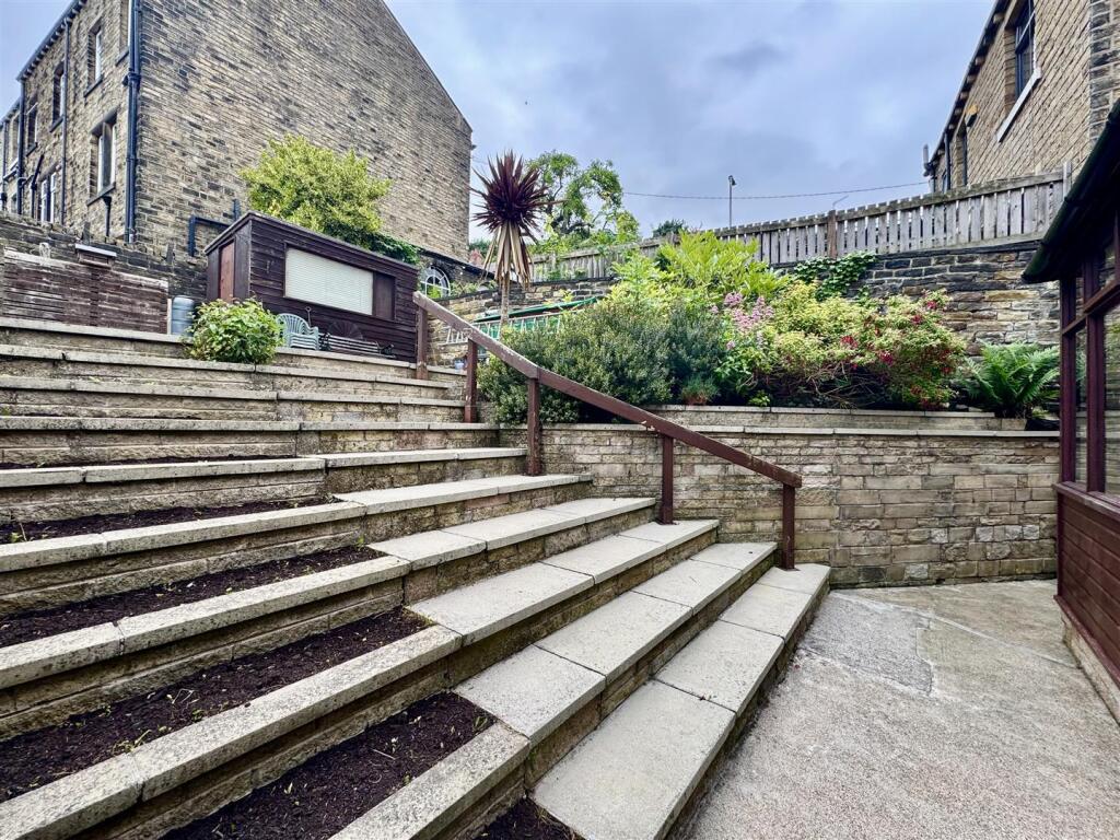 Almondbury Bank, Almondbury, Huddersfield, HD5 8EX photo 3