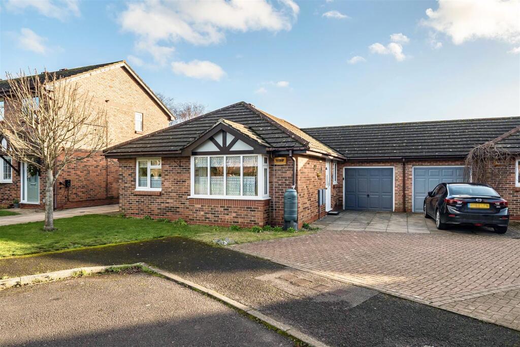 Main image of property: Cheviot Green, Warsash