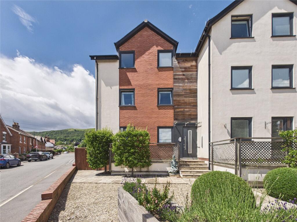2-bed flat on Christ Church Road, Malvern, Worcestershire, WR14, £195,000