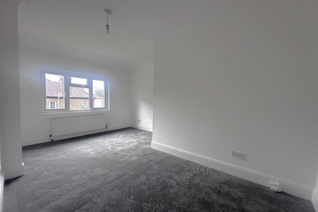 Apartment in Southend-on-Sea, Essex - More