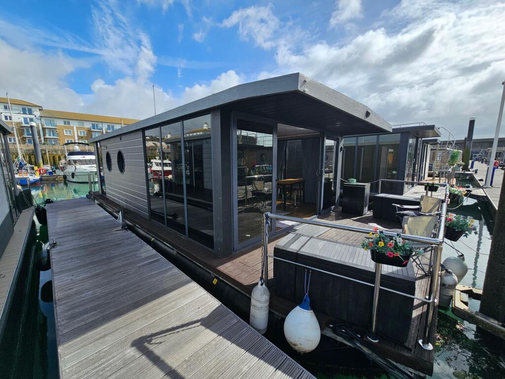 2-bed house on Waterlodge 5, Floating Home, Brighton, BN2, £140,000
