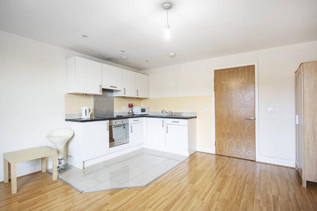 Greyhound Hill, Hendon, NW4 photo 3