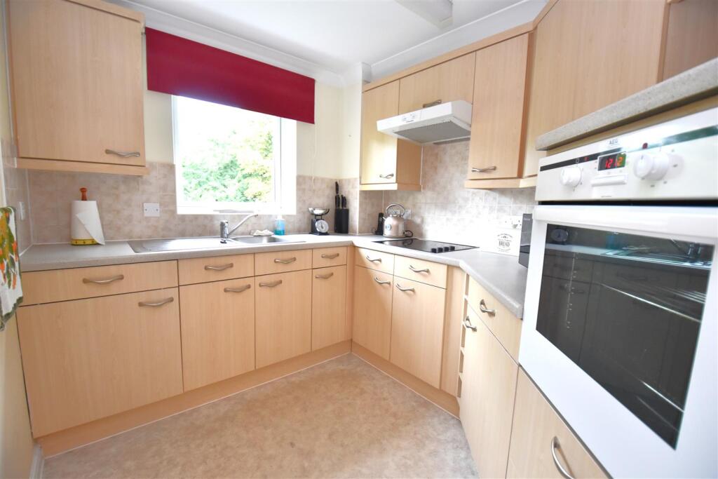Ashingdon Road, Rochford photo 3