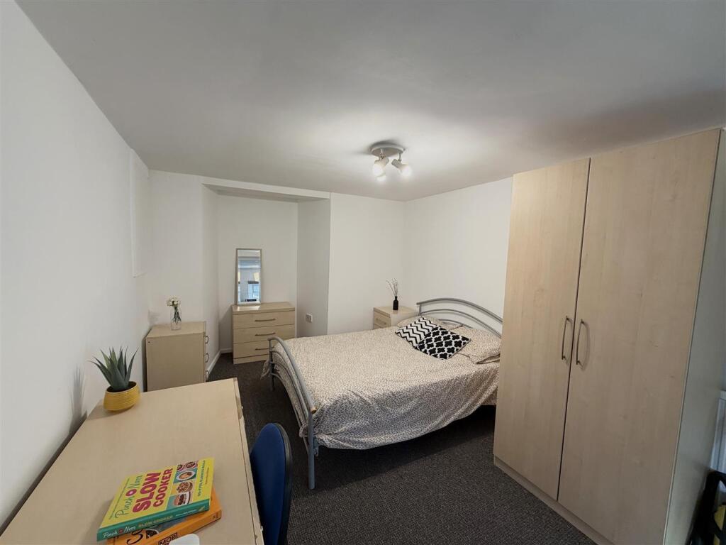 Apartment in Sheffield, Birkendale, Upperthorpe - View 2