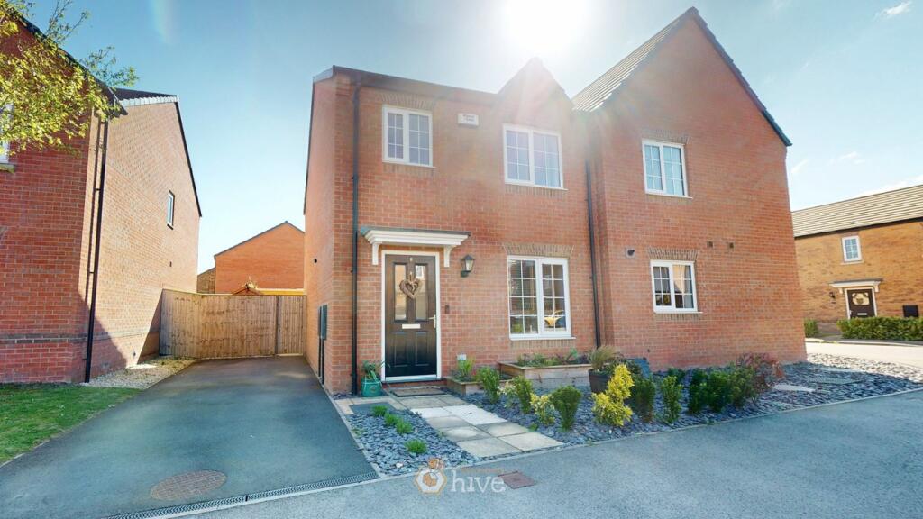 3-bed semi-detached on Heatherfields Crescent, New Rossington, Doncaster, DN11, £210,000