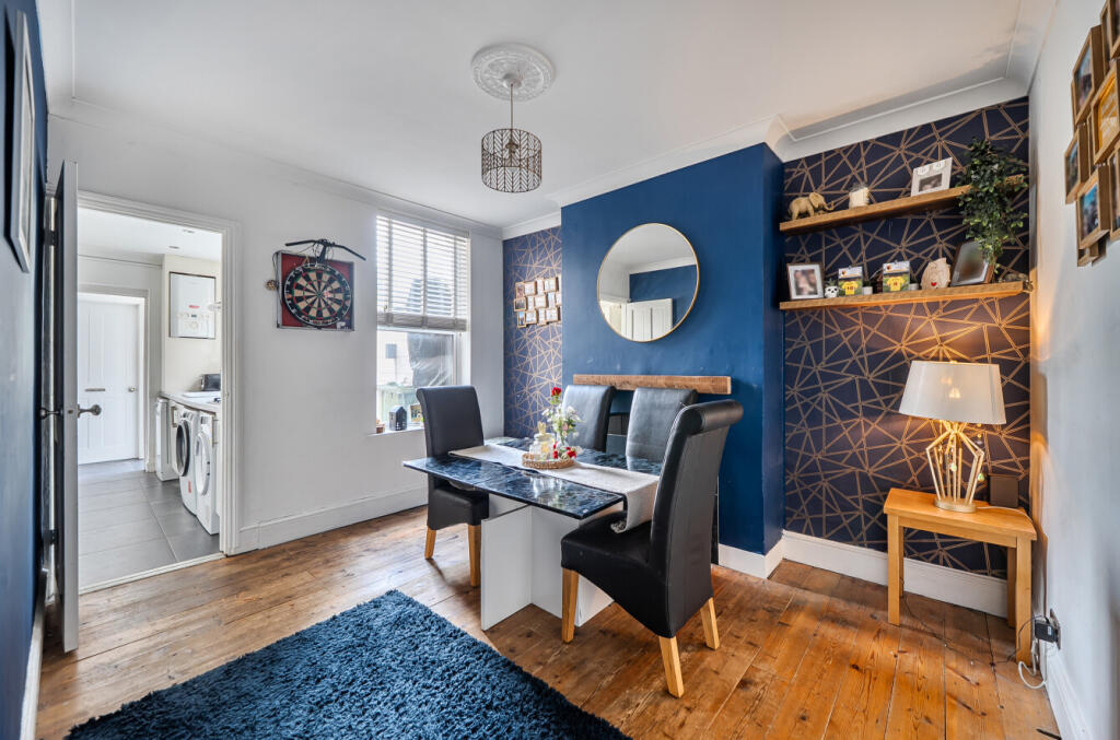 House in Dunstable, Central Bedfordshire - More