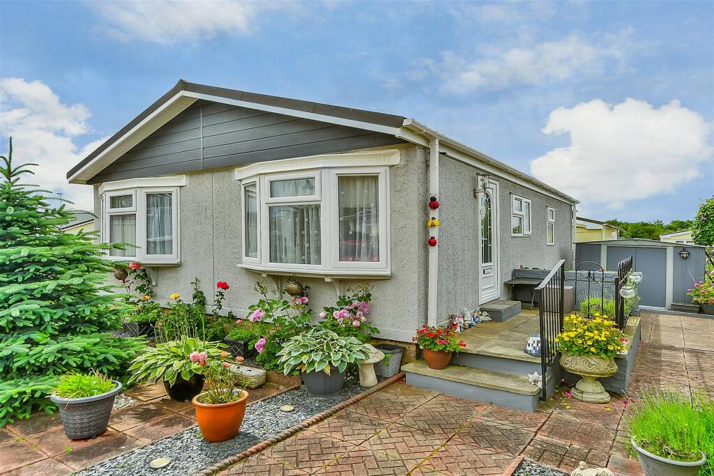 2-bed caravan on Otterham Quay Lane, Rainham, Gillingham, Kent, £215,000