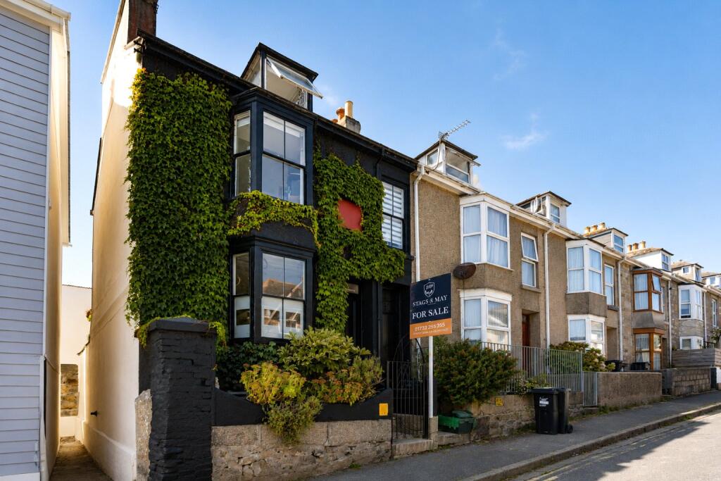 3 bedroom end of terrace, great location, town centre, basement for painting/studio space