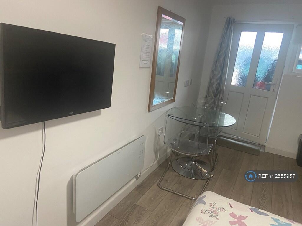 Studio flat for rent