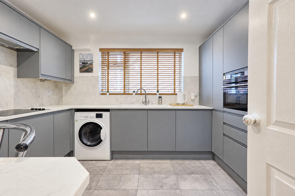 Apartment in Southend-on-Sea - More