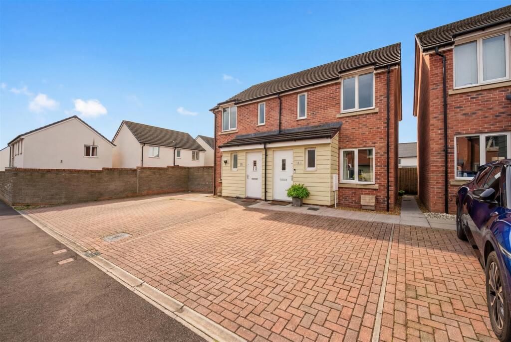 2-bed semi-detached on Leonides Avenue, Weston-Super-Mare - NO ONWARD CHAIN, £235,000