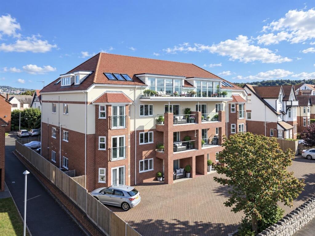 3-bed flat on College Avenue, Rhos On Sea, £475,000