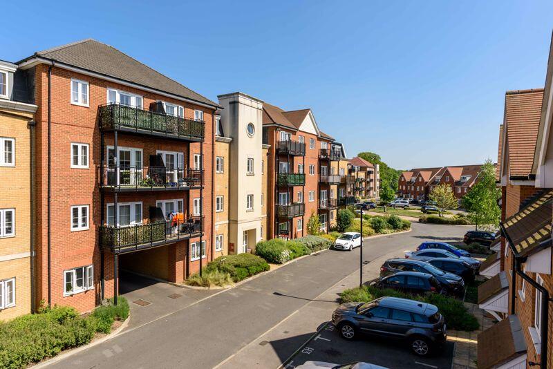 2-bed flat on Alderson Grove, Walton-On-Thames, £131,250