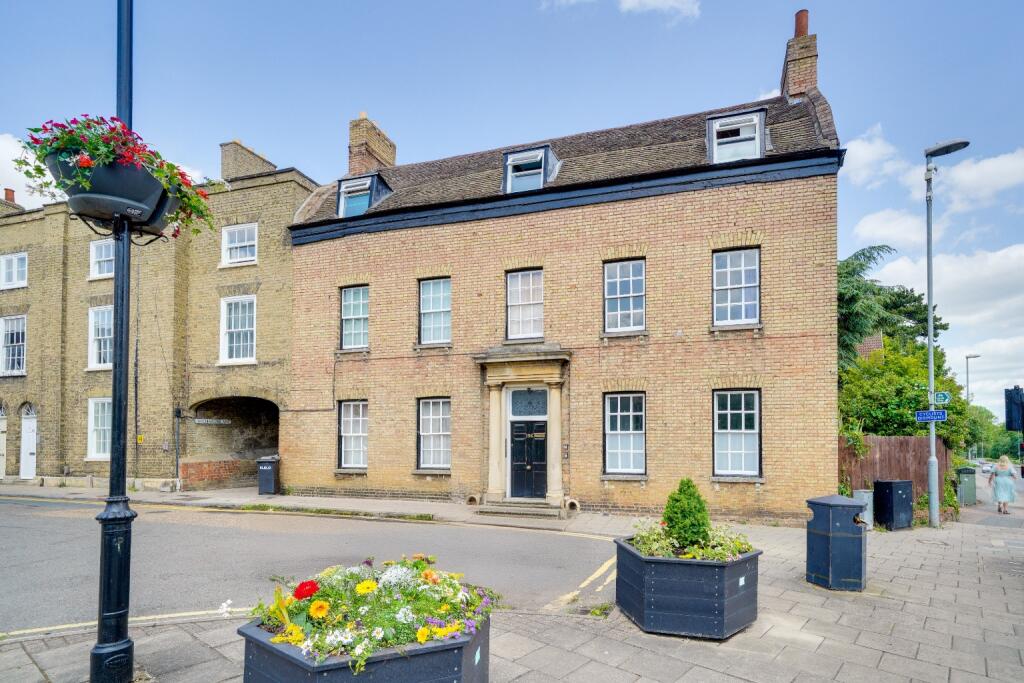 1-bed flat on 156 High Street, Huntingdon, Cambridgeshire, PE29, £130,000