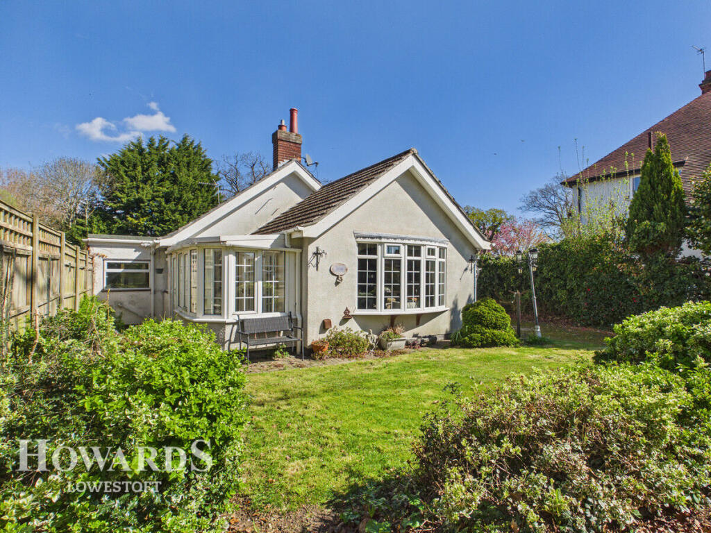3-bed detached on Oulton Road North, Oulton Village, £350,000