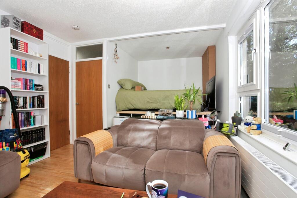 Apartment in Peterborough, Bretton - View 3