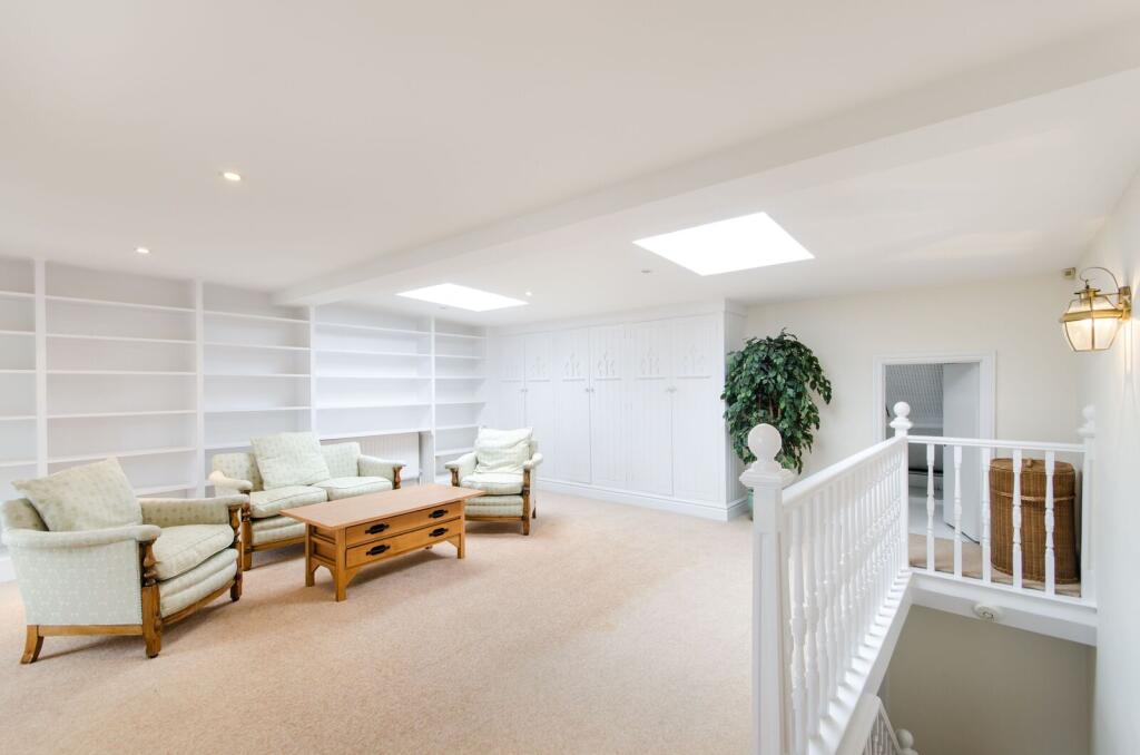 House in London, South Wimbledon, Merton Park - View 5