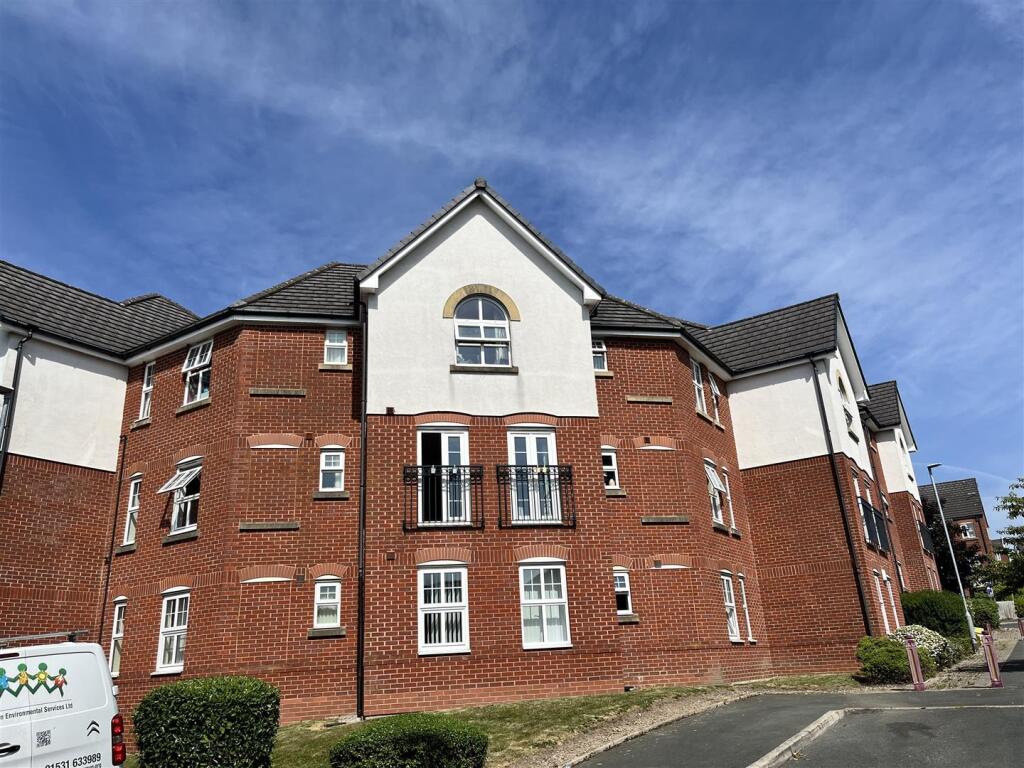 2-bed flat on Hardy Close, Dukinfield, £140,000