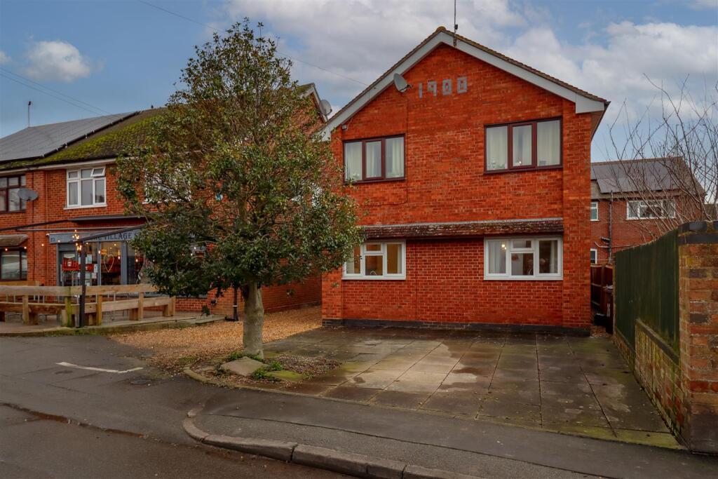 2-bed flat on Chapel Street, Bishops Itchington, Southam, £150,000