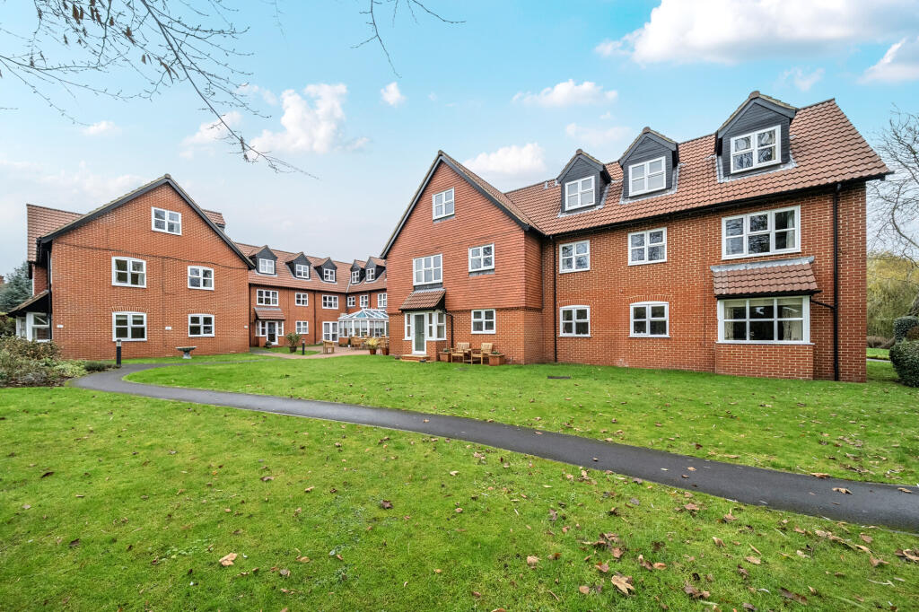 2-bed flat on River Park, Marlborough, SN8, £240,000