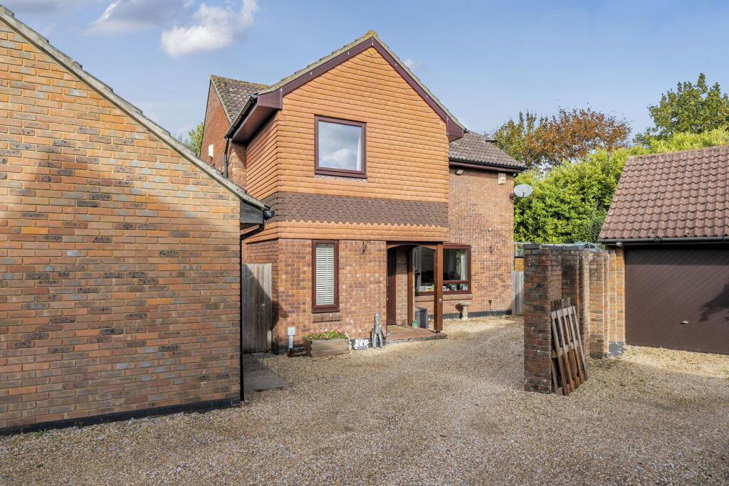 5-bed house on Little Fallow, Lychpit, RG24, £625,000