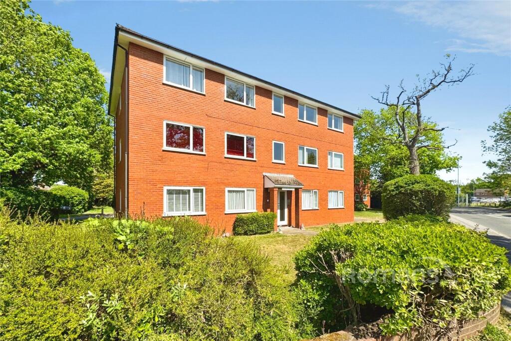 2-bed flat on Brittain Court, Sandhurst, Berkshire, £240,000