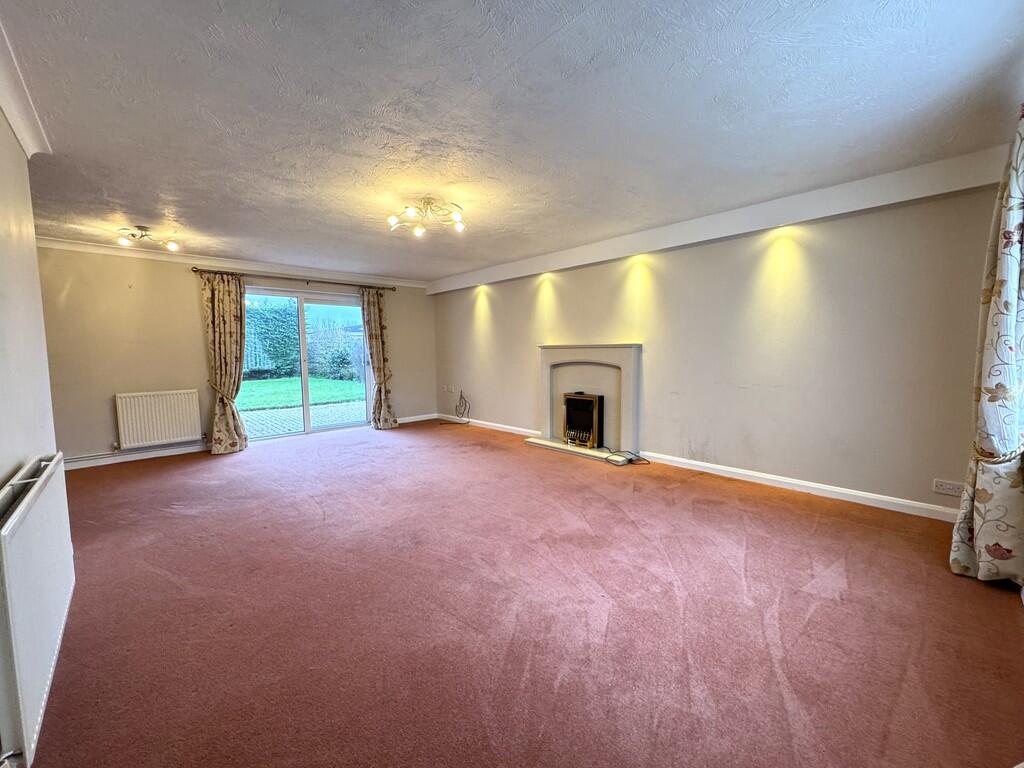 SOUTH WOOTTON - 4 Bed Link-Detached House on Sought After Cul-De-Sac photo 4