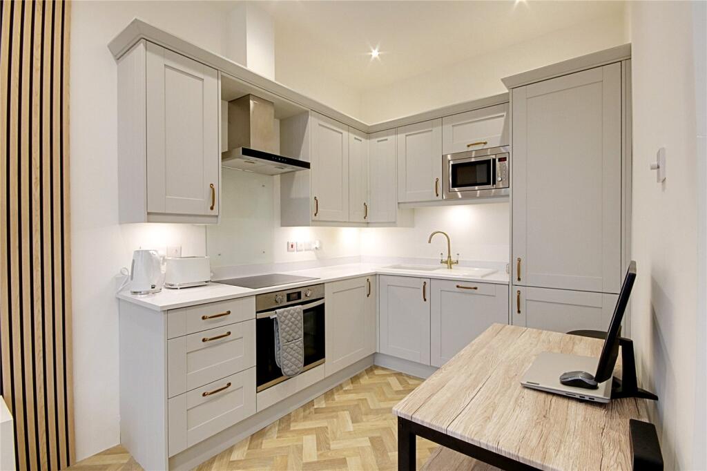 Apartment in Enfield, Enfield Island Village, London Borough of Enfield - View 4