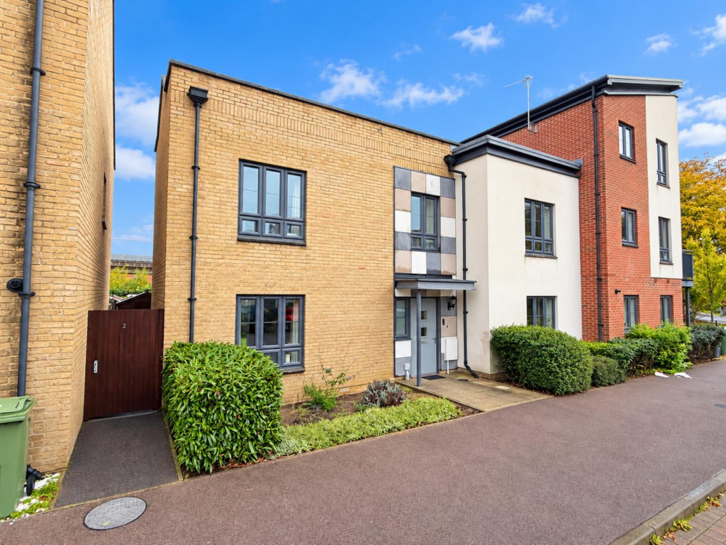 3-bed semi-detached on Samuel Peto Way, Ashford, £325,000