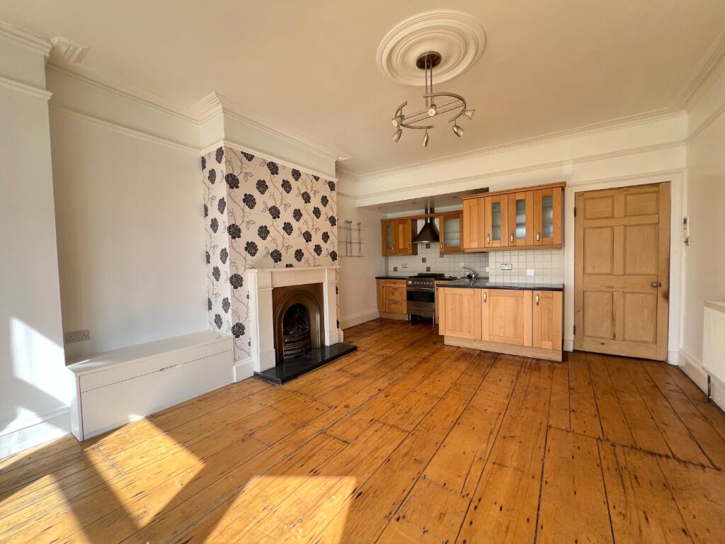 Flat 2, 4A Central Beach  photo 3