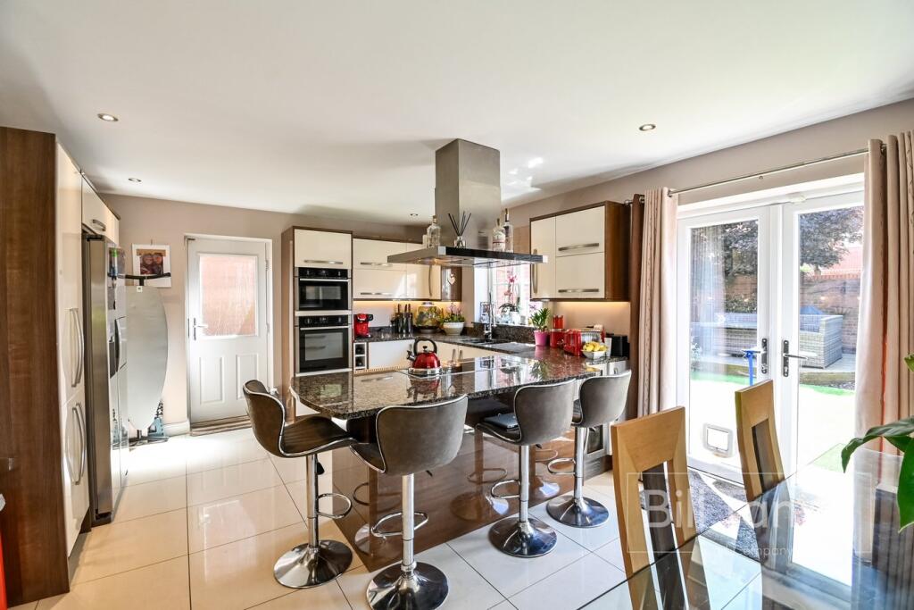 Newbold Close, Lichfield, WS13 photo 3