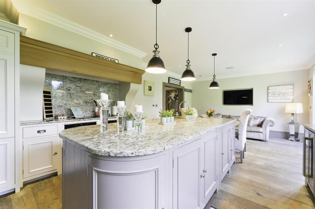 Woodcote Park Avenue, Purley photo 2