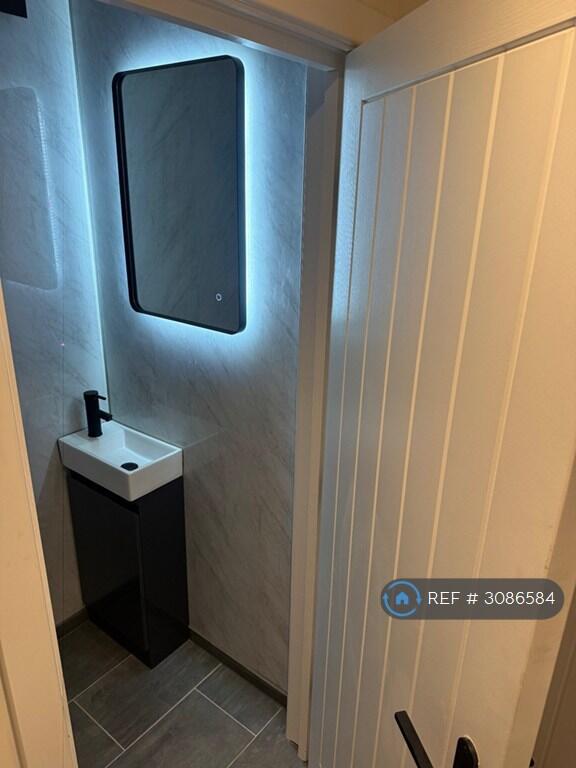 Apartment in Croydon - View 5
